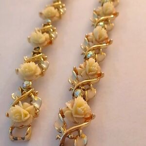 Elegant Gold and Cream Floral Necklace and Bracelet Set